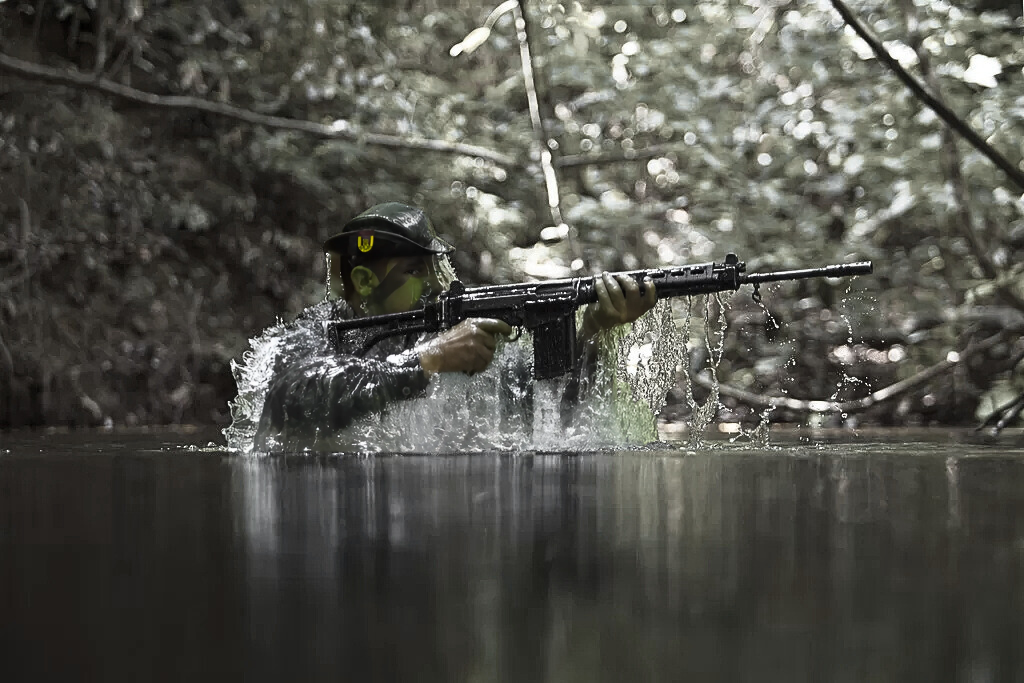 Combatente em ambiente de selva